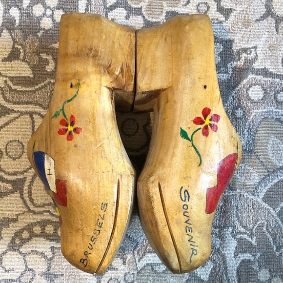 Vintage Wooden Shoes. Souvenir of Belgium. Hand Made Painted with European Flags - Picture 5 of 10